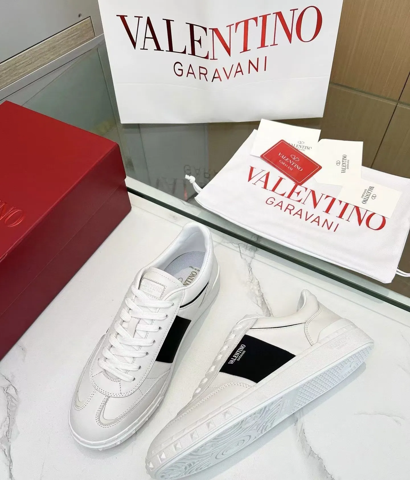 Men's men's shoes 💰440 [New style] 🐡🐡Original quality Top version on the market VALENTINO (Valentino) 2023 latest fashion week catwalk [couples 👫 style], unique design, fashionable people specialize in thin feet 🔥A fashion product of Baita [strong] Fabric: The toe is made of high mercerized triangular grain cowhide and A-grade full-grain cowhide tower, original lasting process Inner lining: cowhide lining + PU hanging mesh feet, heel and tongue decorated with VaIentin* shallow relief oversized rivets Size: 38-44 (45 can be customized